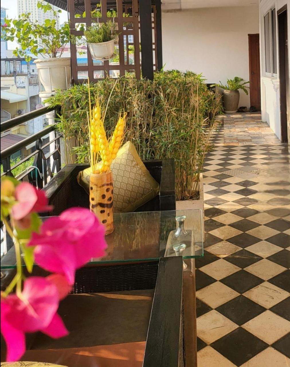 Sun Chakra Boutique Hotel Phnom Penh Exterior foto